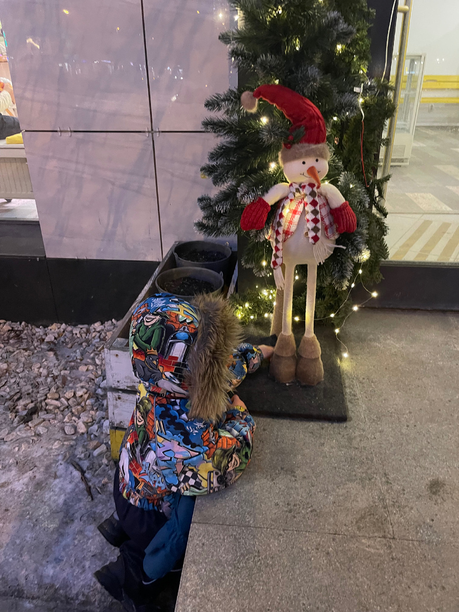 Кто надел ботинки на снеговика?!