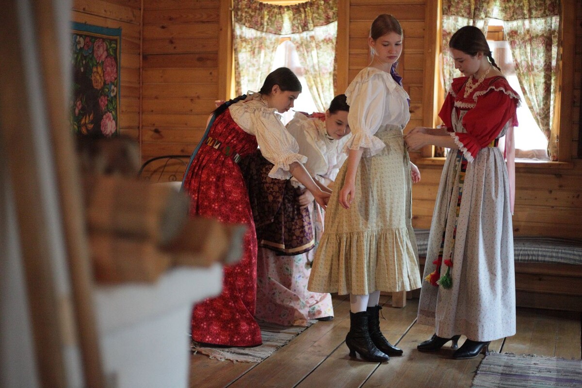 Модели (студенты РАМ им. Гнесиных) в свадебных костюмах затопленного села Крохино, реконструированных в рамках проекта Фонда «Крохино» мастерами Студии «Русские начала». Музей-заповедник «Коломенское». Фото Ольги Максимовой