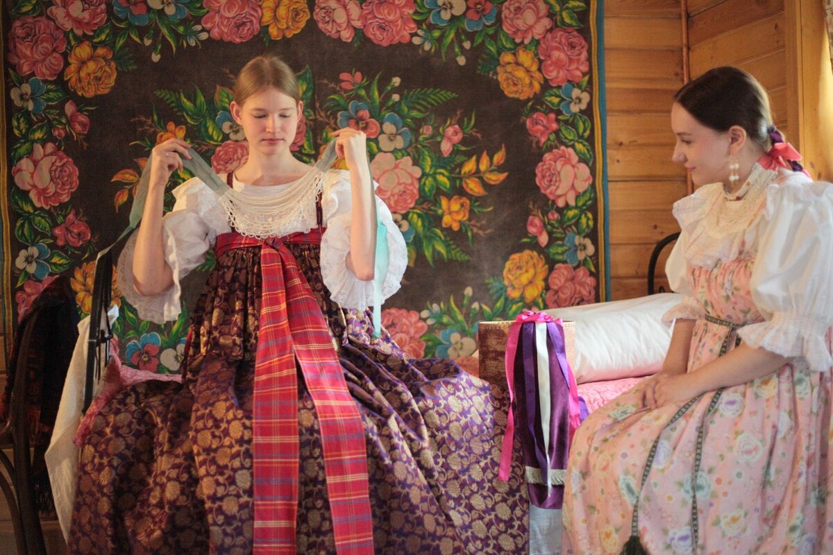 Модели (студенты РАМ им. Гнесиных) в свадебных костюмах затопленного села Крохино, реконструированных в рамках проекта Фонда «Крохино» мастерами Студии «Русские начала». Музей-заповедник «Коломенское». Фото Ольги Максимовой