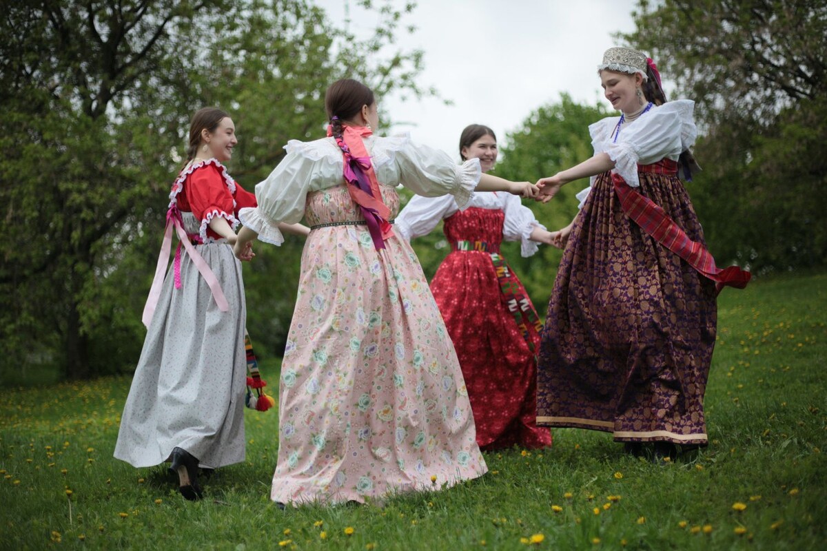 Модели (студенты РАМ им. Гнесиных) в свадебных костюмах затопленного села Крохино, реконструированных в рамках проекта Фонда «Крохино» мастерами Студии «Русские начала». Музей-заповедник «Коломенское». Фото Ольги Максимовой