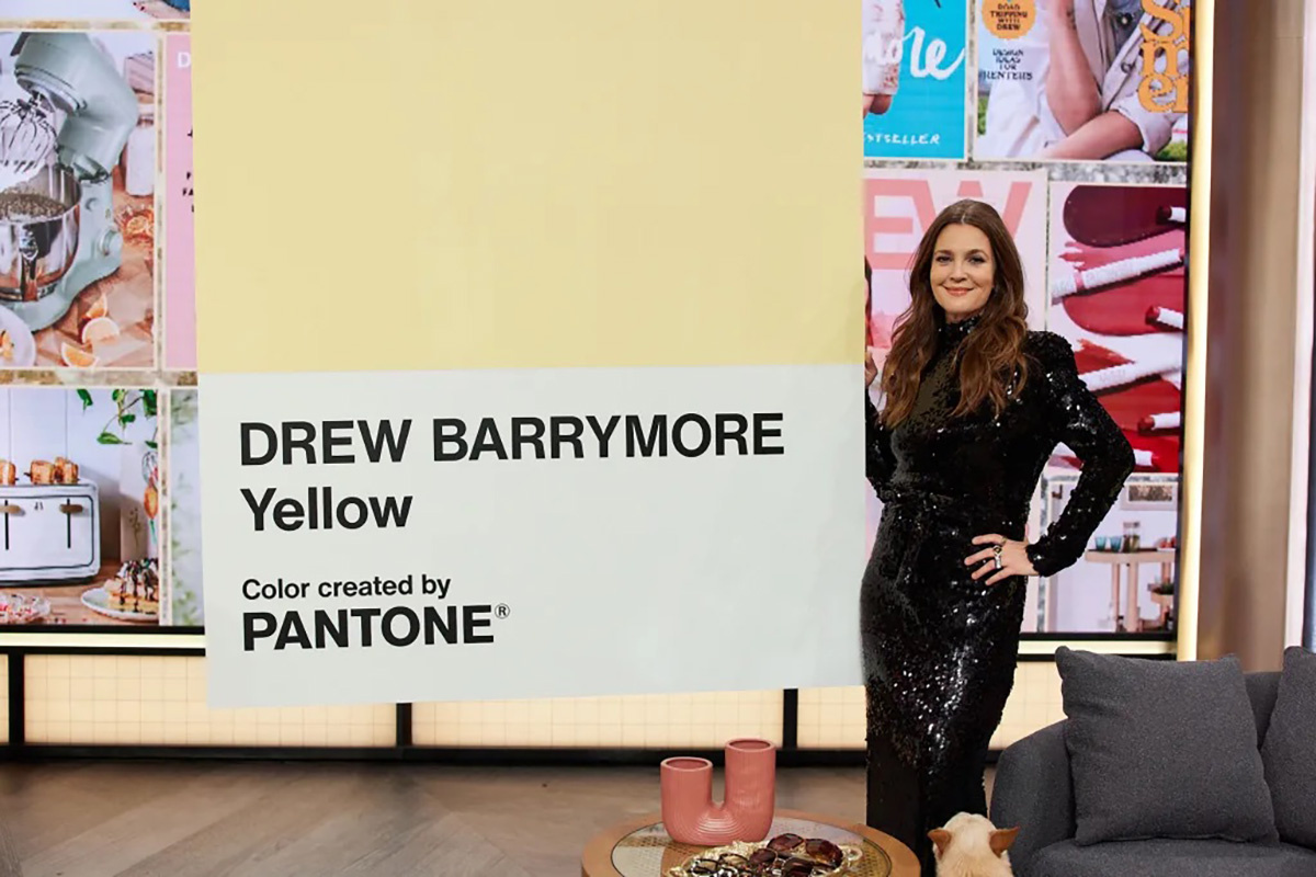 Актриса Дрю Бэрримор на фоне личного цвета.