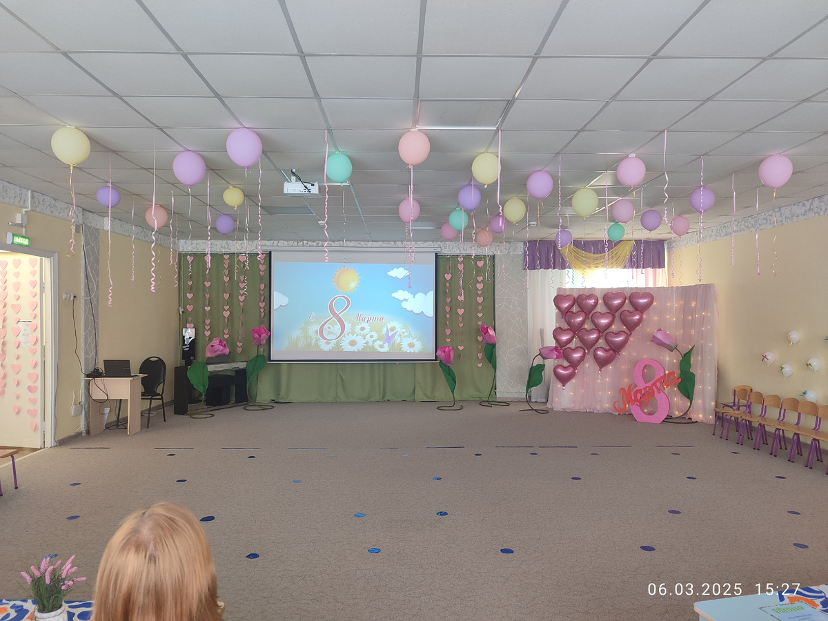 Музыкальный зал в этом году. На полу наклеены кругляшки, это для детей, чтобы знали, куда вставать