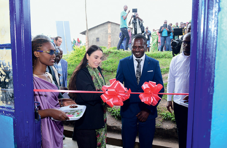 Визит в местную школу, оснащенную компьютерами в рамках проекта Фонда Гейдара Алиева. Фото: Azertag