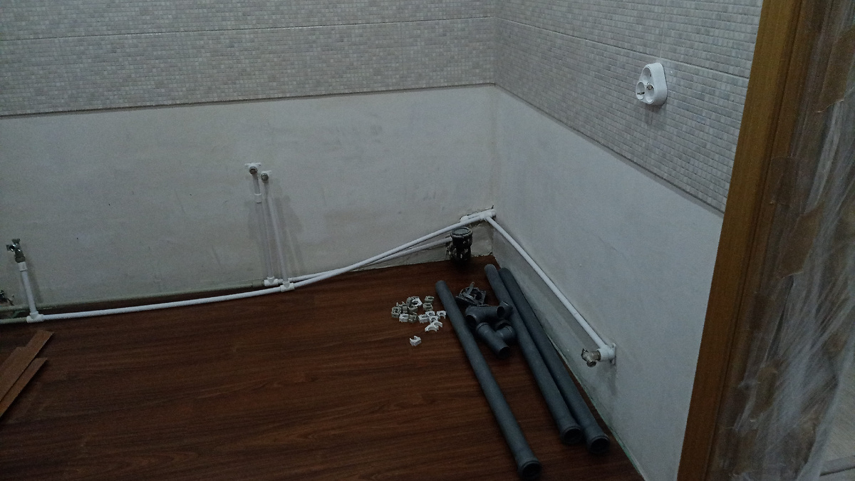 Подводка воды к крану и к стиральной и посудомоечной машинам готова