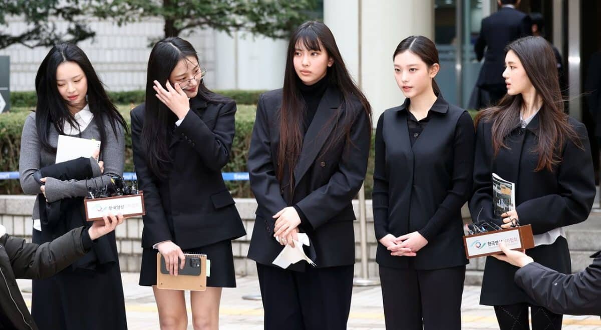    Участницы NewJeans (NJZ) 7 марта покидают здание Центрального окружного суда Сеула после слушания по иску о запрете на их деятельность и заключение рекламных контрактов. Слева направо: Ханни, Минджи, Хеин, Хэрин, Даниэль. [Yonhap]