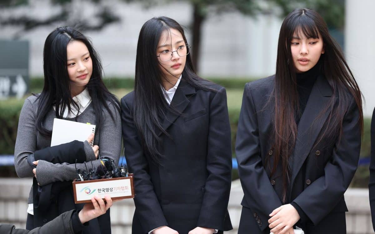    Участницы NewJeans (NJZ) — Ханни (слева), Минджи и Хеин — 7 марта покидают здание Центрального окружного суда Сеула после слушания по делу о запрете деятельности и заключения рекламных контрактов. Они отвечают на вопросы журналистов. [Yonhap]