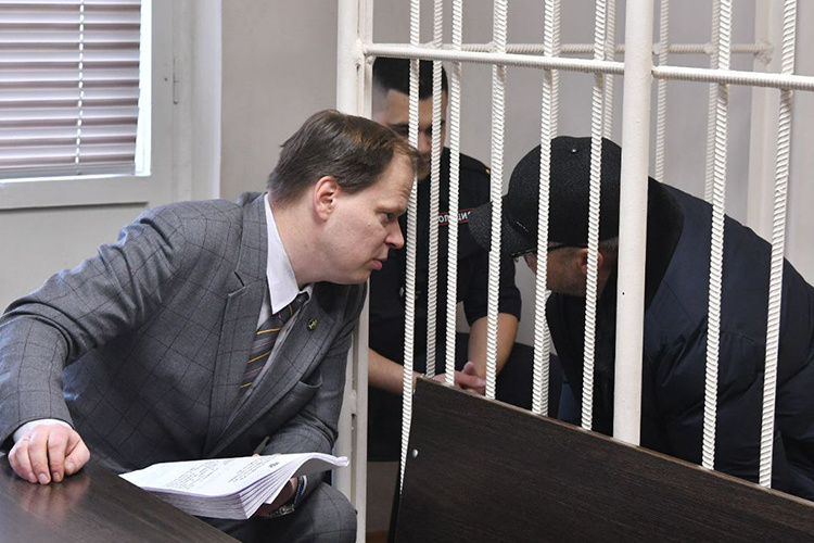    Адвокат Максим Пешков и глава поселка городского типа Камские Поляны Ринат Салахутдинов.   
Фото: Олег Спиридонов