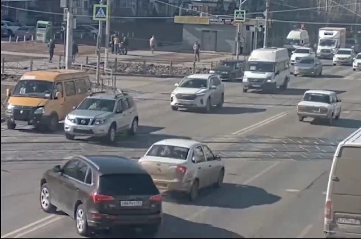    В Волжском попала на камеру авария с четырьмя авто