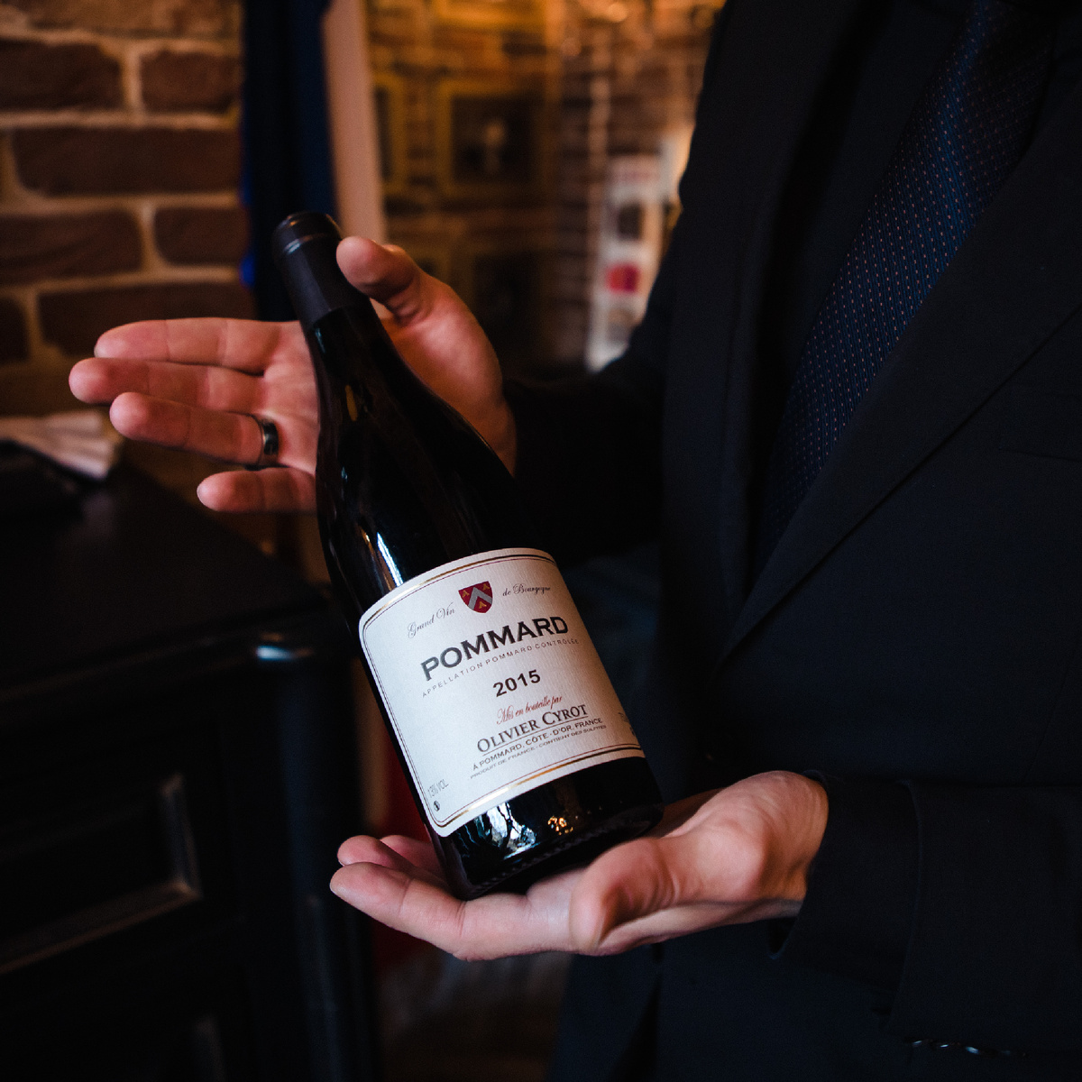 Презентация вина гостю в ресторане (фото из открытых источников).