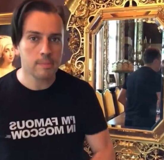    Максим Галкин* на фоне дорогого зеркала, фото:rutube.ru