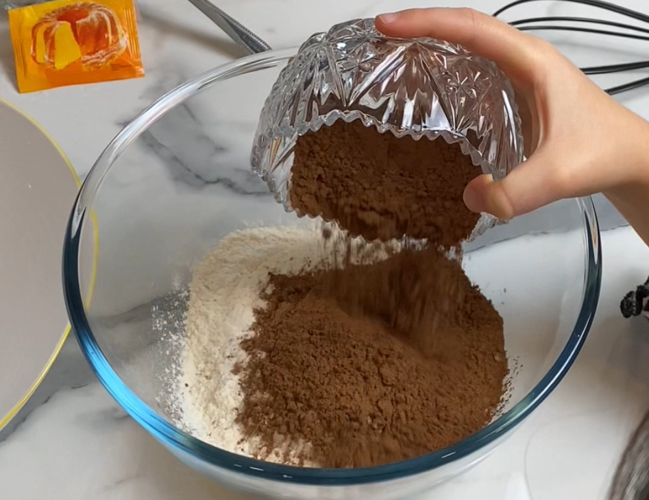 Муку и какао перемешать при помощи венчика.