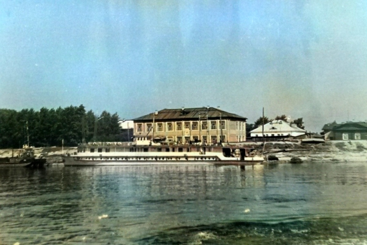 Здание школы в Лименде, где училась Эмилия Бояршинова