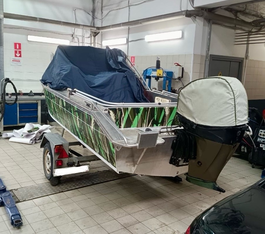 Оклейка лодки винилом