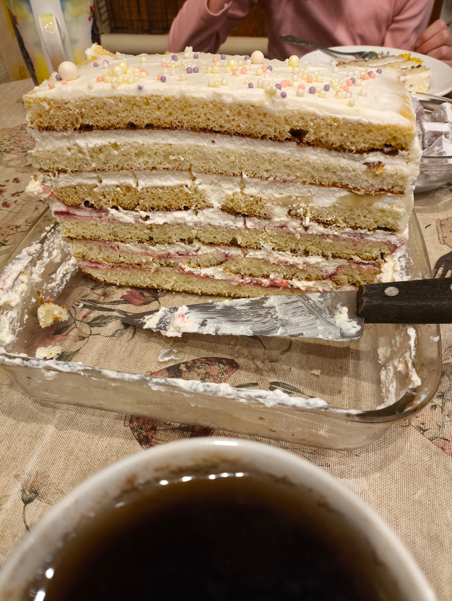 Это первая попытка)))) я просто налила тесто на противень и выпекала, корж вкусный, но очень толстый. Я решила не сдаваться и приготовить еще) 