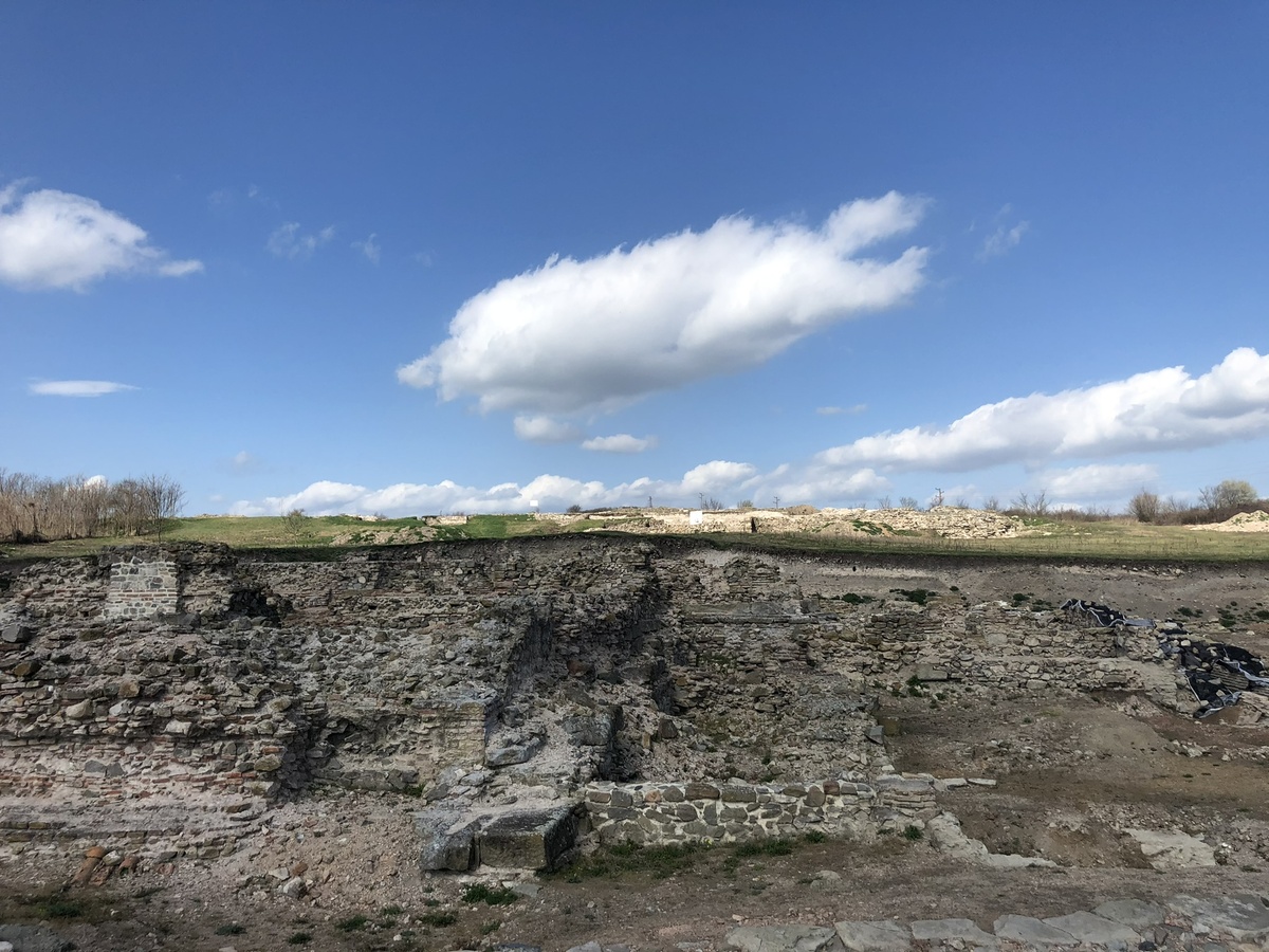 Больше всего в Московской зиме мне грустно без высокого синего неба. Деултон. Болгария. Вековые развалины всегда под синим небом. Фото автора