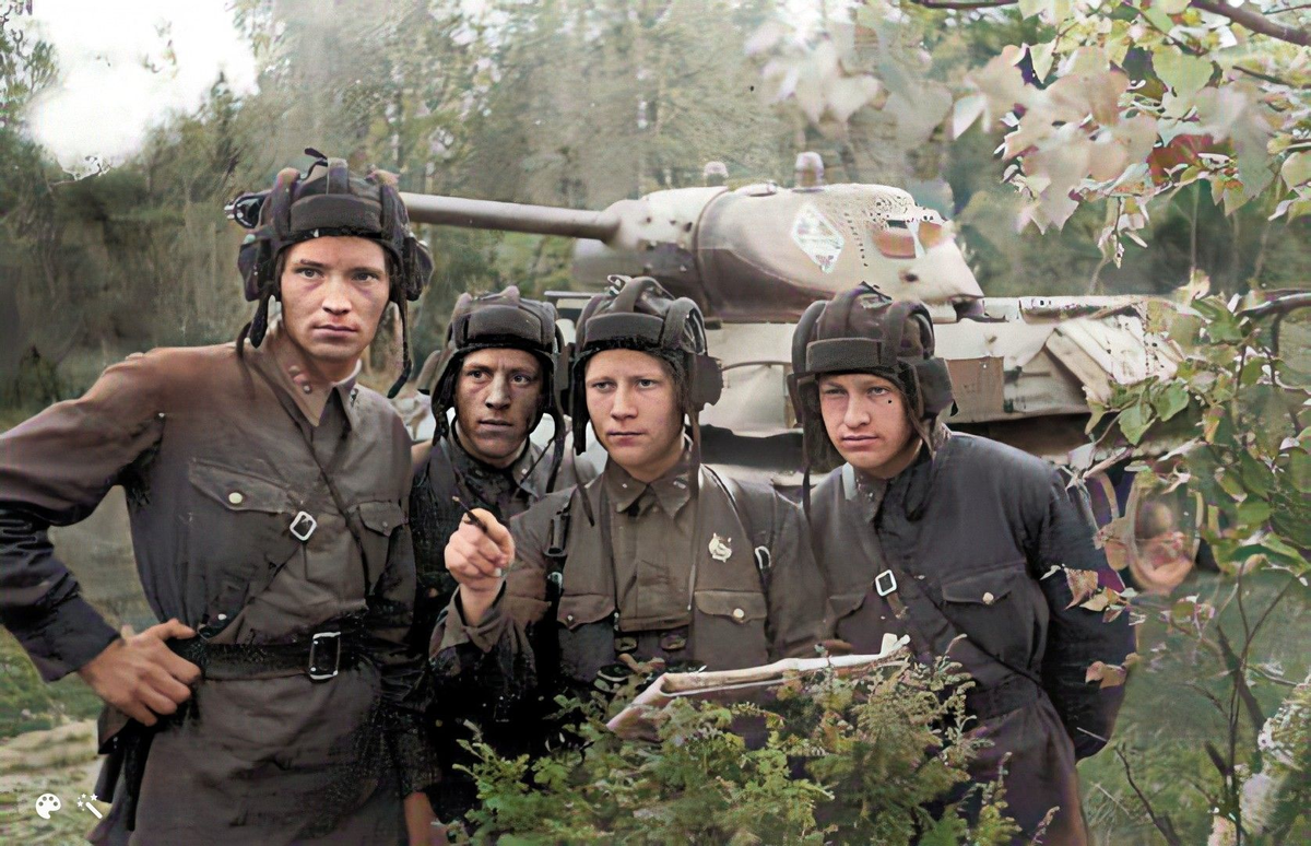 Экипаж Т-34 в начале войны
