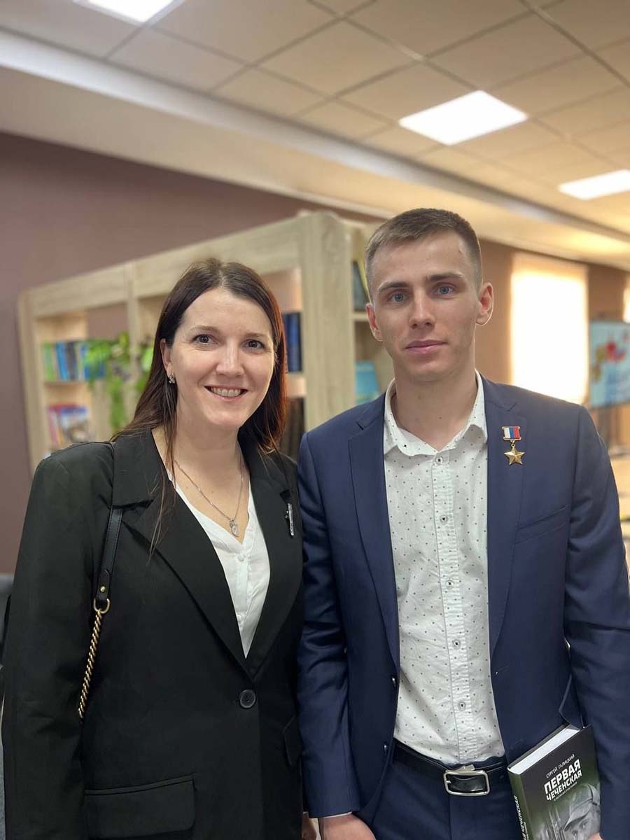 Руководитель волонтёрского движения «ДоброДар» Ксения Яковенко и Герой России Владислав Головин