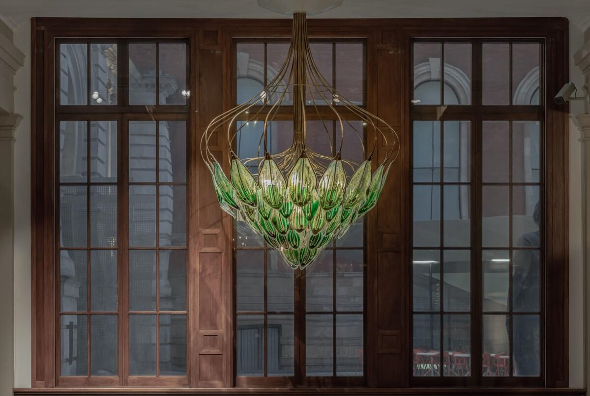 anutr tosirikul / Shutterstock / FOTODOM📷Декор такой люстры максимально отсылает к природе, а некоторые модели даже заботятся об окружающей среде