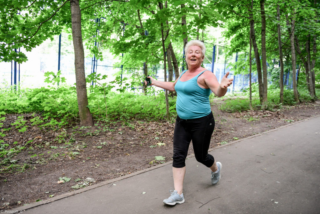 
Бегу по дорожке вокруг Школьного озера. Каждый круг 1,5 км. По правилам арифметики надо три с хвостиком, чтобы выполнить маленький шажок к своей секретной цели. Тсс, поделюсь только с вами. У меня 12 августа старт в спринт-триатлоне. Как теперь надо? Тьфу-тьфу-тьфу через левое плечо, чтоб не сглазить. Ну теперь должна пробежать, ведь ритуал заклинания выполнен!