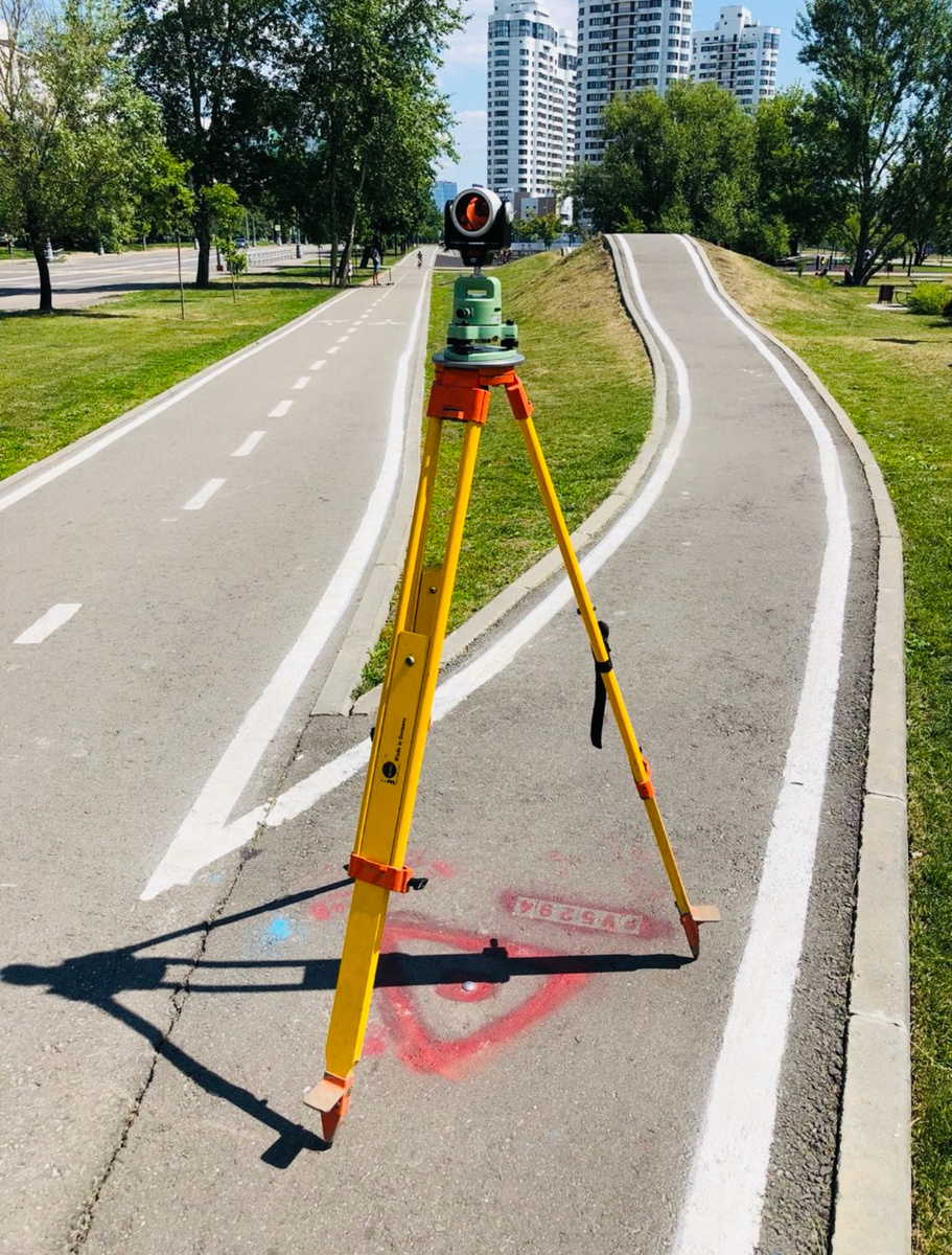 Установленный штатив с высокоточным отражателем для геодехического хода.