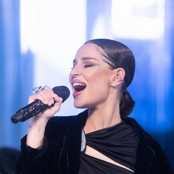     «Быть счастливой»: Seville устроила живую премьеру трека