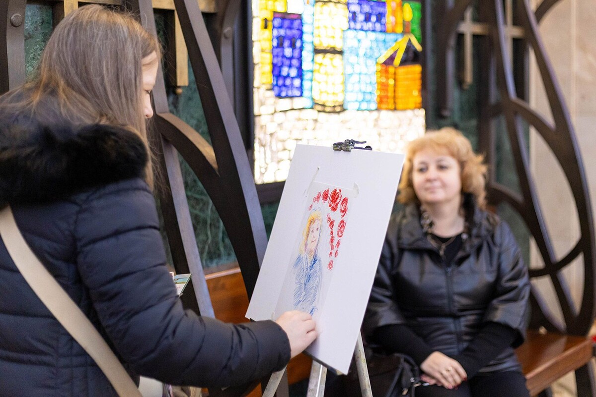    В метро Москвы женщин поздравили с 8 Марта