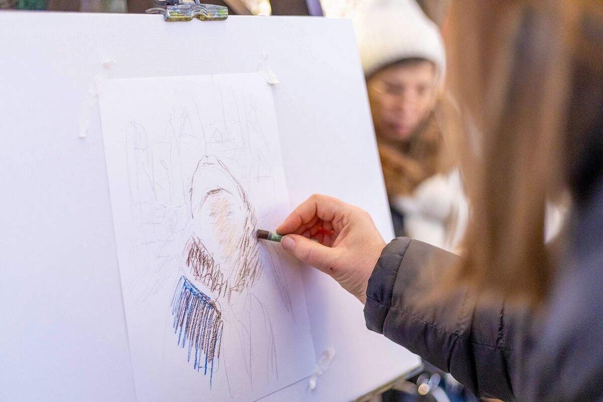    В метро Москвы женщин поздравили с 8 Марта