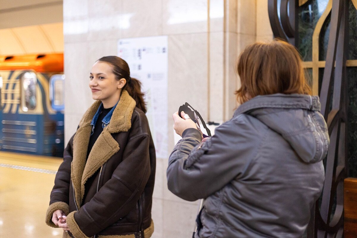    В метро Москвы женщин поздравили с 8 Марта