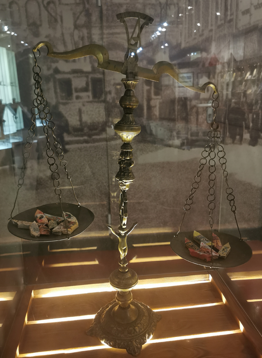 /количество конфет должно быть равным для всех...