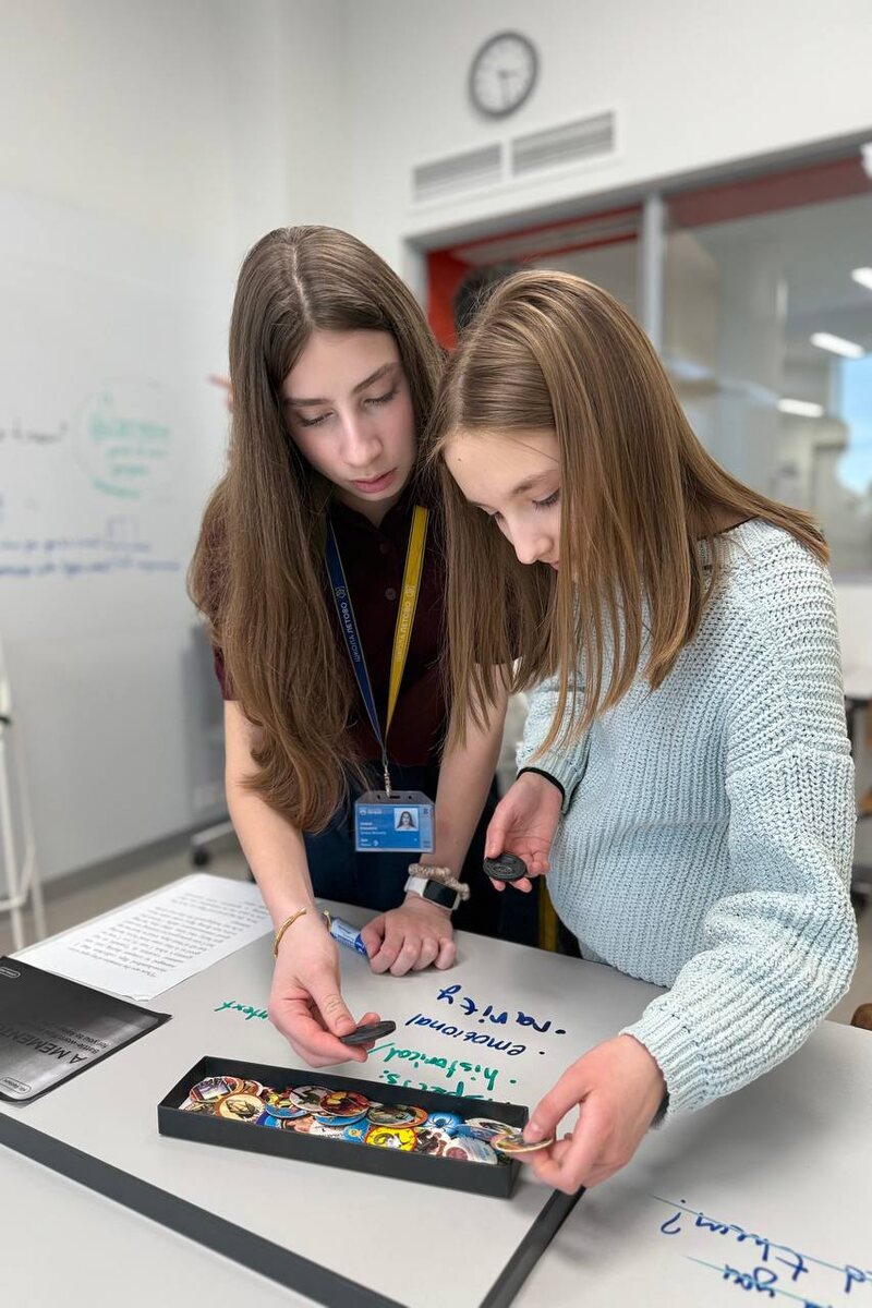 Фото из школьного архива: ученики на уроке в формате Gallery Walk