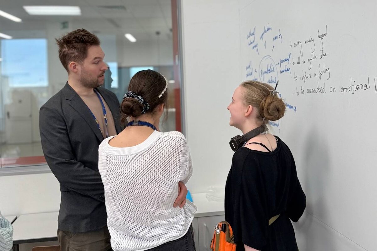 Фото из школьного архива: Андрей Михайлович проводит урок в формате Gallery Walk