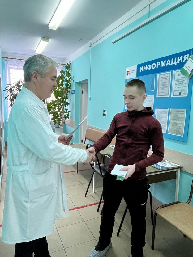    В Кировской области наградили 18-летнего донора