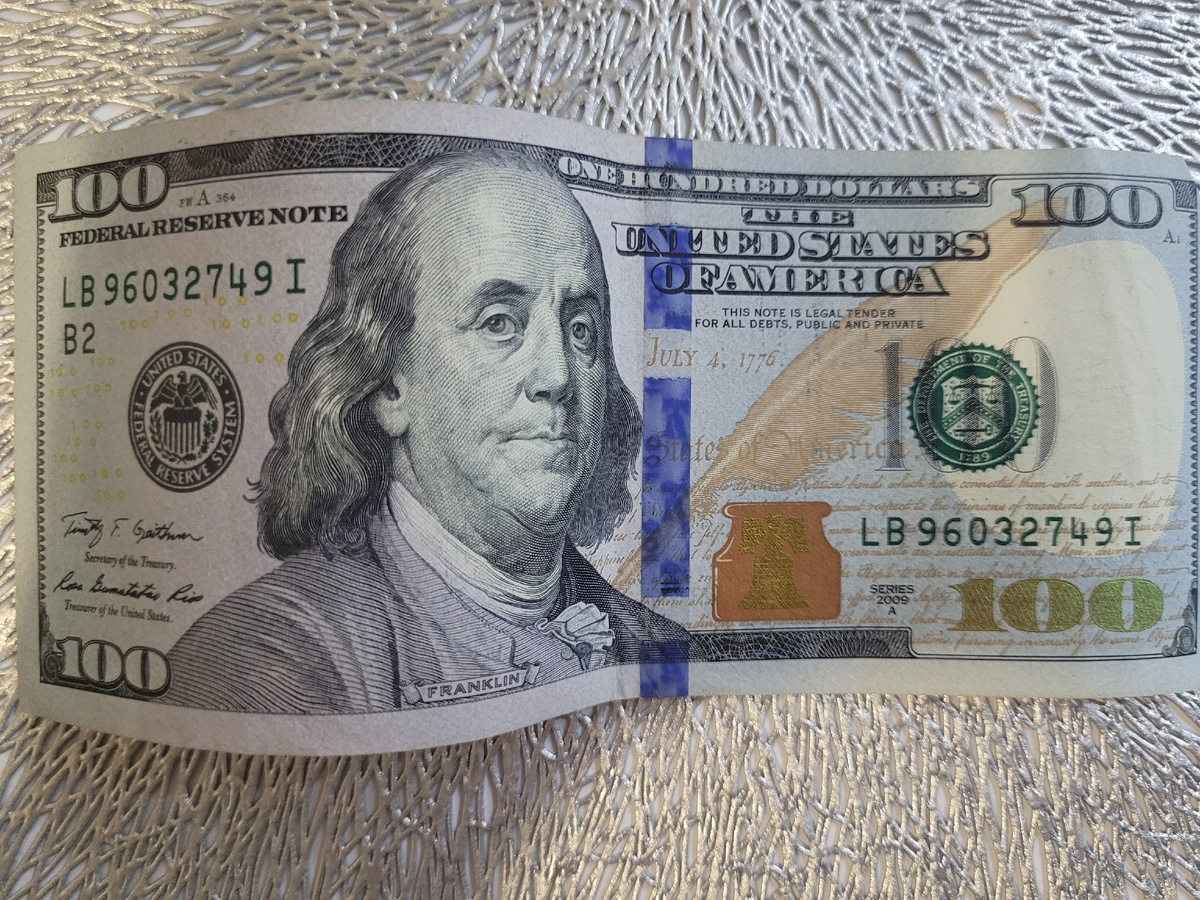 На купюрах нового образца есть защитная синяя полоска, на старых - нет