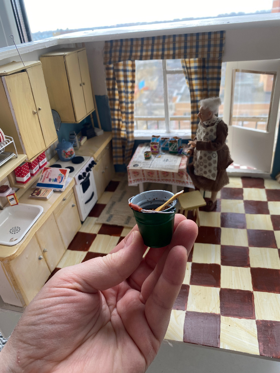 Ведро с землей, я использую чайную заварку.