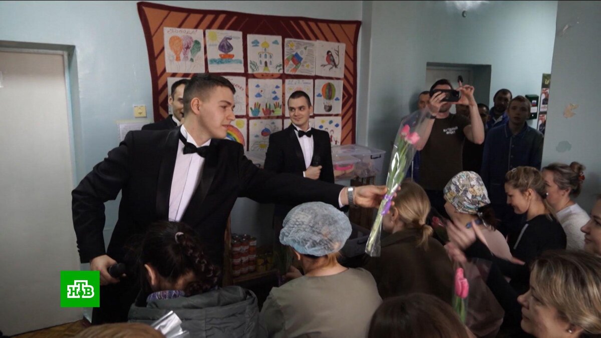    Военные поздравили с 8 Марта служащих в зоне СВО женщин