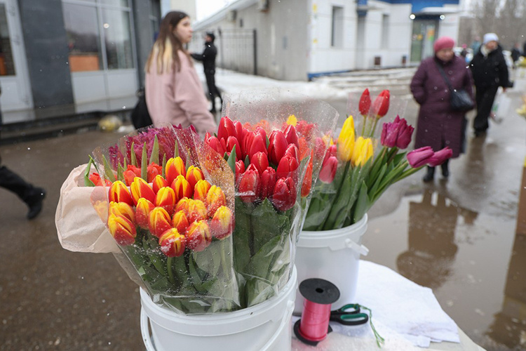    Накануне праздника спрос на цветы у людей растет