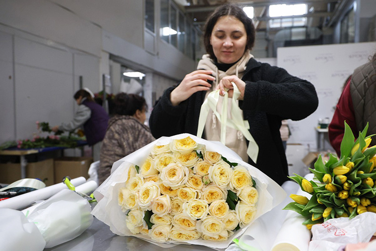    Топовый цветок сейчас — это, что ожидаемо, тюльпаны. На 2-м месте — различные варианты роз