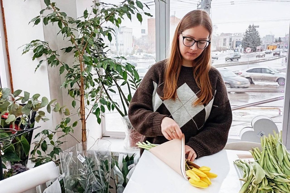    Собирать букетики из тюльпанов не так просто. Фото: Наталья Борисова