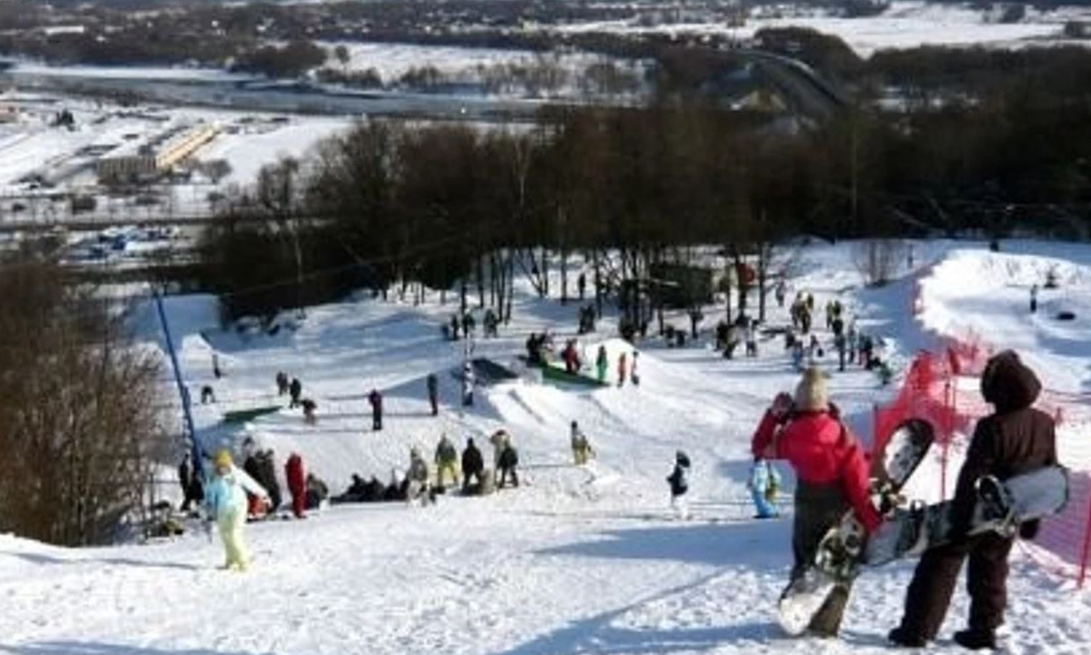 Катание с горки весной. guruturizma.ru