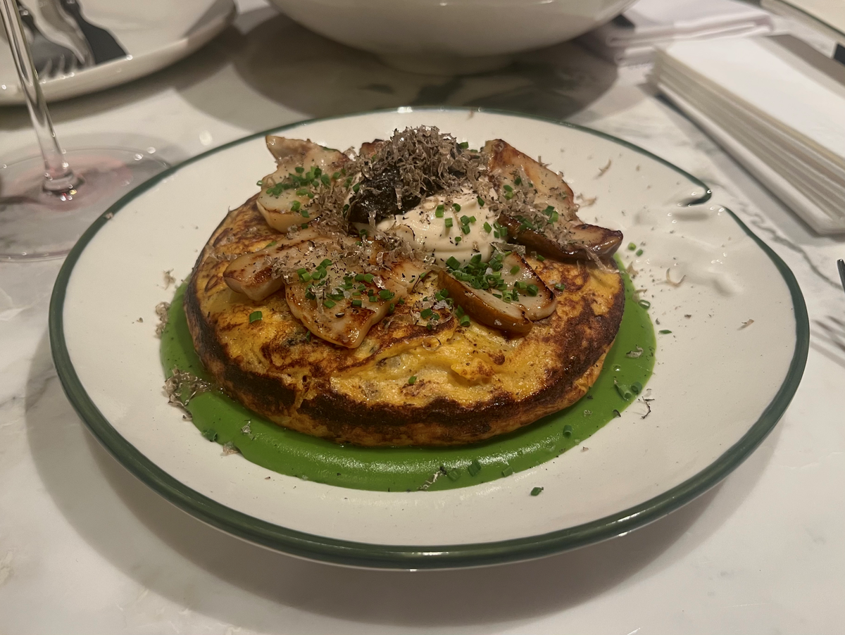 Тортийя де пататас с белыми грибами, трюфелем, каштанами и соусом из зелени