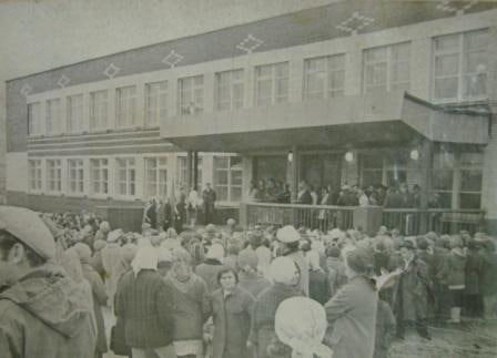 На фото: 28 сентября 1974 года открылось новое здание школы №11 в Шерегеше