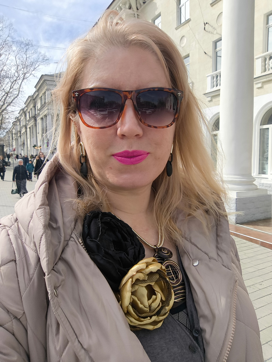 Иду в театр. На улице +15 , но ветер