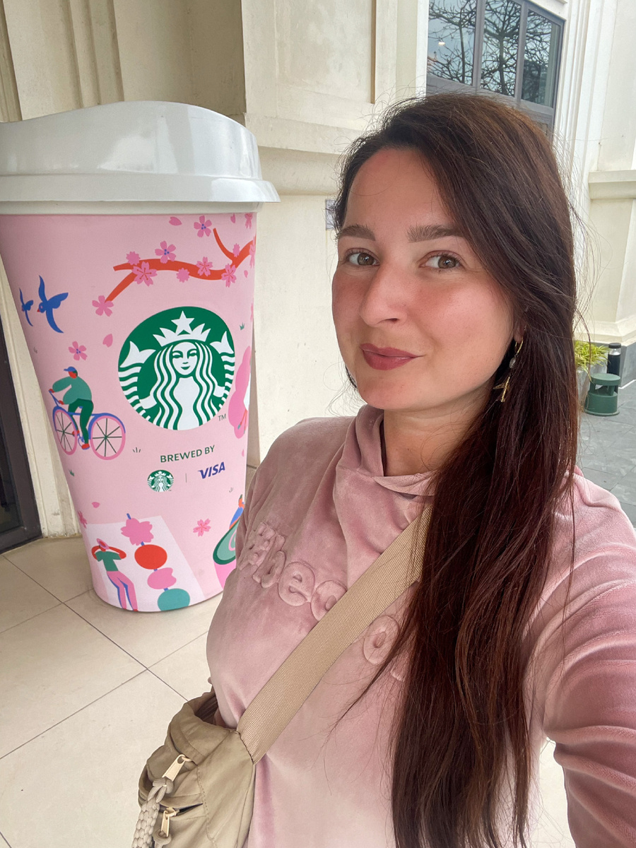 Розовая я на фоне розового стакана