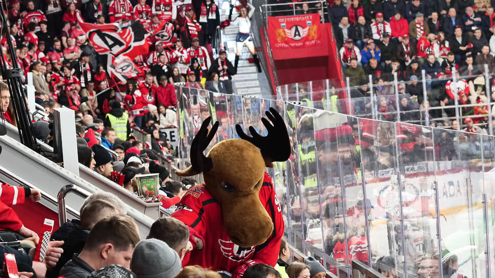 Болельщики ХК "Автомобилист".📷Фото: Евгения Яблонская / Коммерсантъ