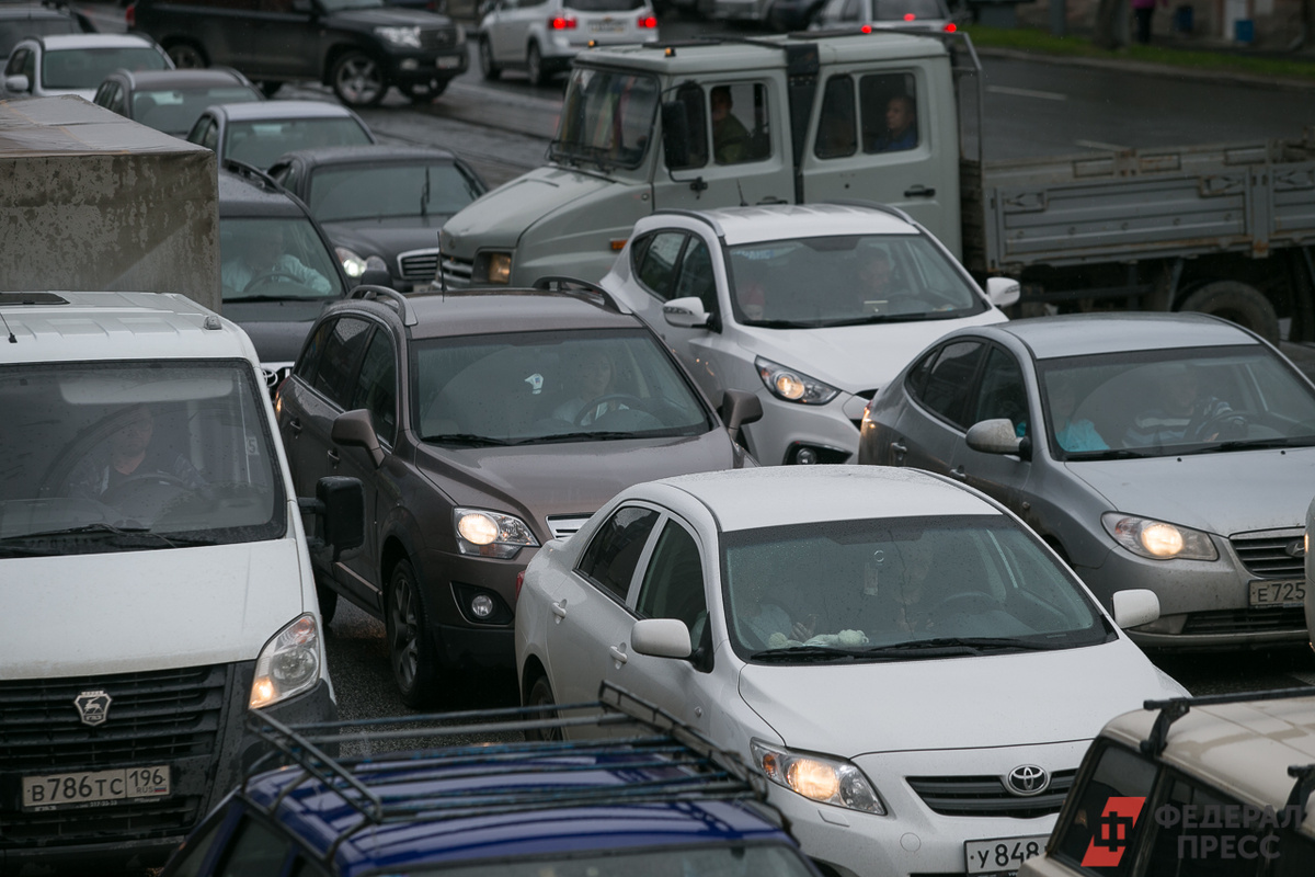 Обычно заторы в городе образуются ближе к 18:00, но сокращенный рабочий день изменил ситуацию.  Фото: Фото: ФедералПресс / Евгений Поторочин