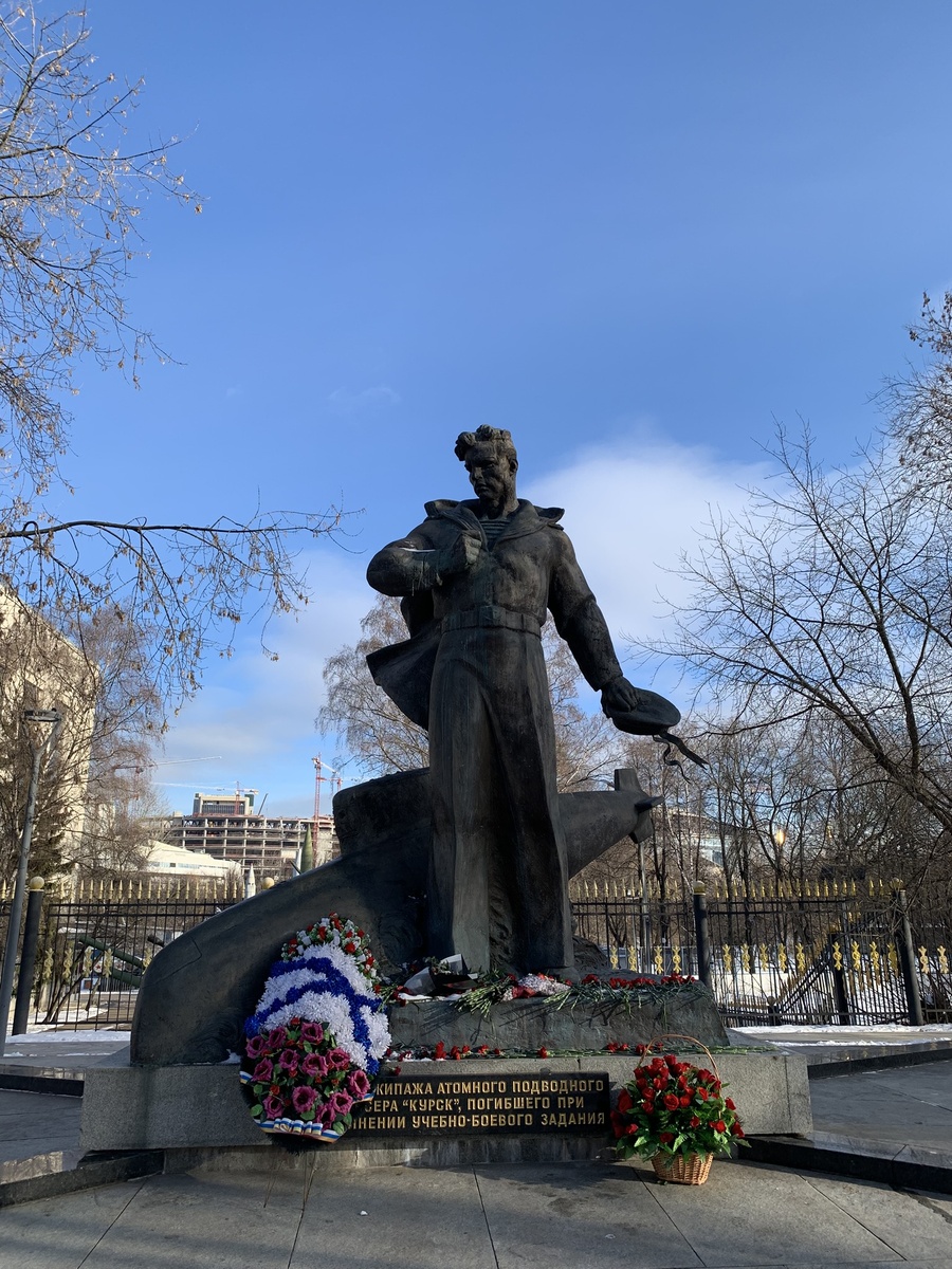 Мемориал экипажу АПЛ «Курск» в Москве