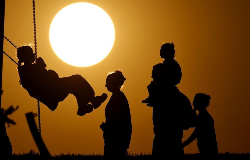    «Это оправданные затраты. Нужно повышать рождаемость»: выплаты при рождении ребенка повысят в два раза?