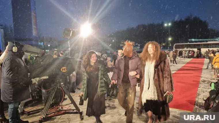 Под маской коня оказался студент ВГИКа
Фото: Илья Мелещенков © URA.RU