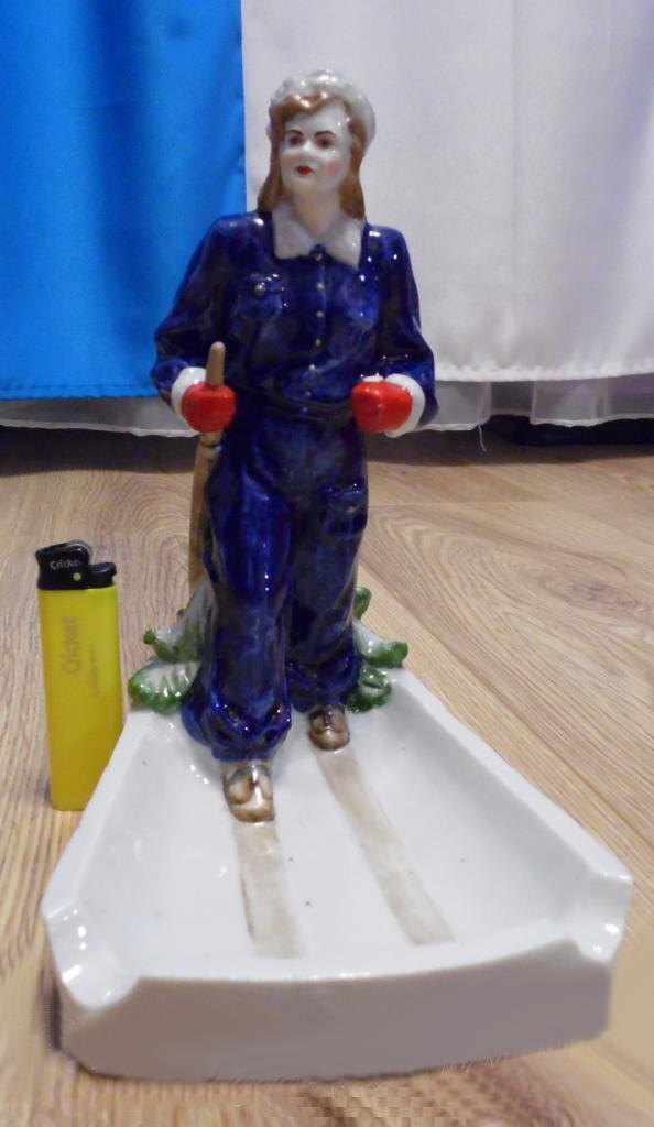 Статуэтка (пепельница) "Лыжница", 1950-й год. Автор - Людмила Никифоровна Кошман. Фото взято отсюда https://www.antik-forum.ru/forum/showthread.php?t=122763 .