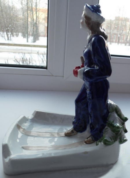 Статуэтка (пепельница) "Лыжница", другой ракурс. 1950-й год. Автор - Людмила Никифоровна Кошман. Фото взято отсюда https://www.antik-forum.ru/forum/showthread.php?t=122763 .